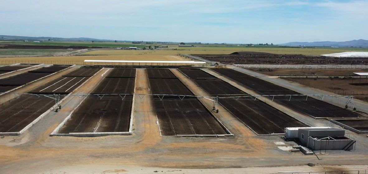 Vue aérienne d'un site d'élevage avec traitement du lisier par biofiltration BIDA