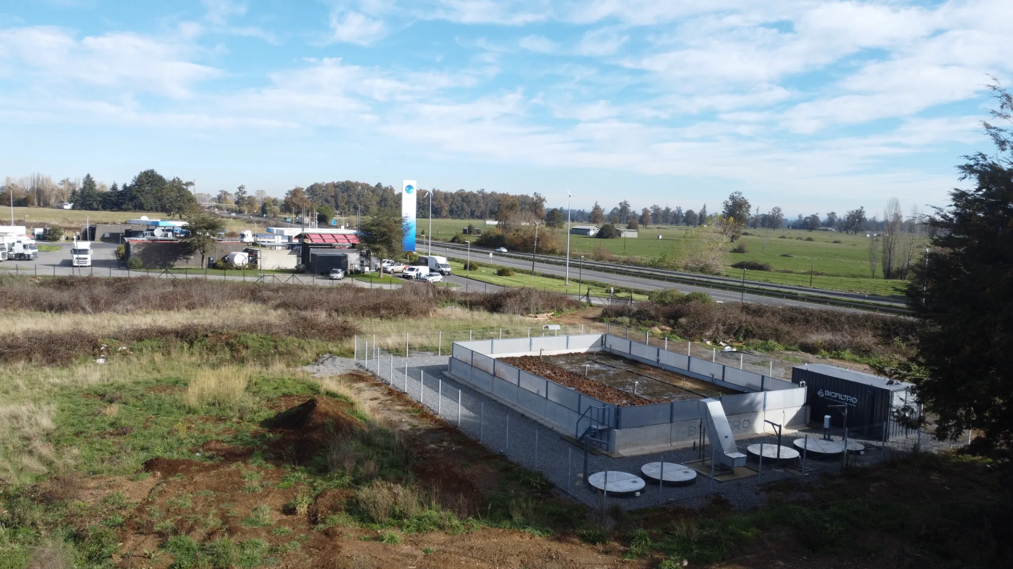 Unité BIDA de traitement des eaux d'une station-service du réseau Copec, en bord de route